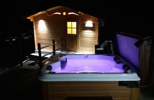 Beautiful private villa for 4 people with hot tub, TV, patio and pets allowed
