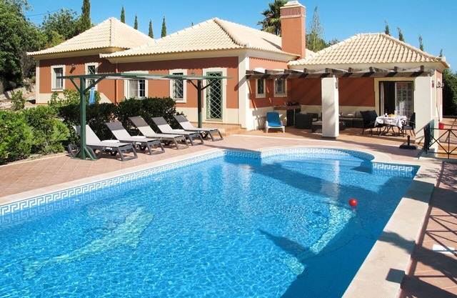 Beautiful private villa for 6 people with private pool, WIFI, A/C, TV and patio