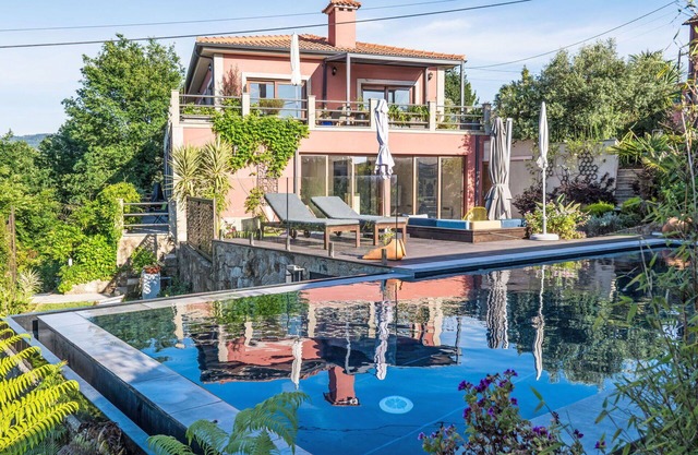 Beautiful private villa for 12 guests with private pool, WIFI, TV, patio and parking