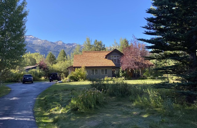 BEAUTIFUL PVT HOME W/MODERN FURNISHING - EXCLUSIVE WEST BANK JACKSON HOLE