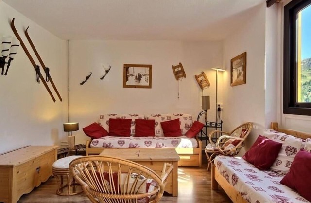 Beautiful renovated apartment, 3 bedrooms, near slopes, parking, pets allowed