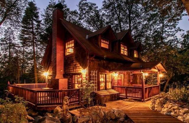 Beautiful Storybook Home with hot tub, in the forest. Close to hiking trails.