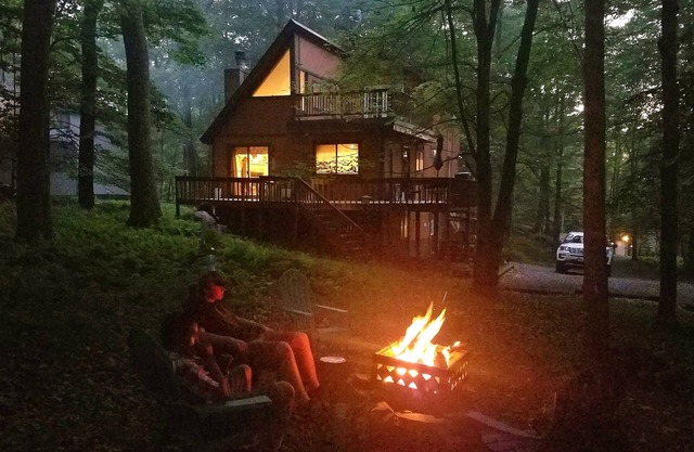 Beautiful secluded Locust Lake mountain retreat on ski slope and close to lake