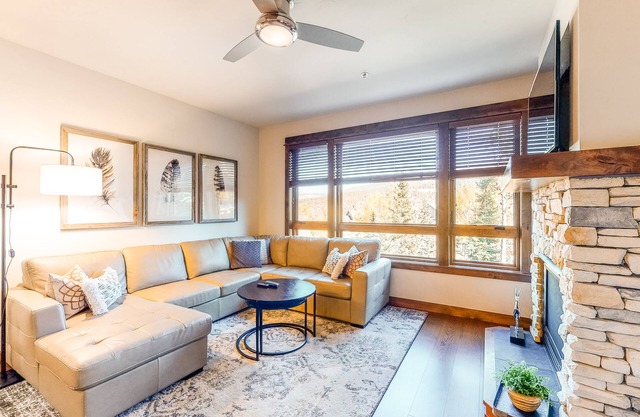 Beautiful ski-in/ski-out villa with shared game room, hot tub, pool, & gym