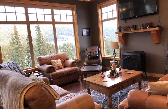 Beautiful Ski-in/Ski-out Chalet on Grandfathers Trail with Sweeping View