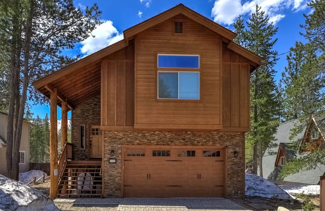 Beautiful South Lake Tahoe Home with Great Mountain Views