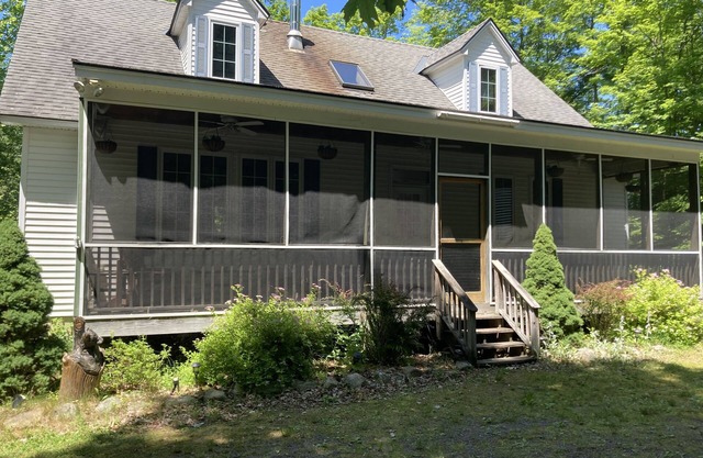 Beautiful, Spacious, Cozy Adirondack Hidden-Gem in Huletts Landing, Lake George!