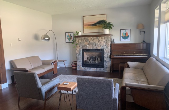 Beautiful Spacious 4 Bedroom Home, Ideal for Fishing and Outdoor Enthusiasts.