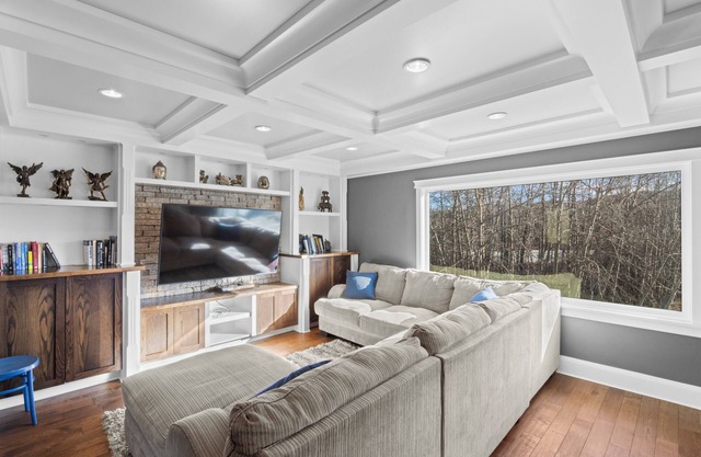 Beautiful Spacious 6 Bedroom Acreage