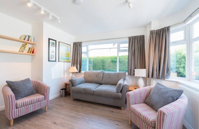 Beautiful, spacious guest suite, parking, central!