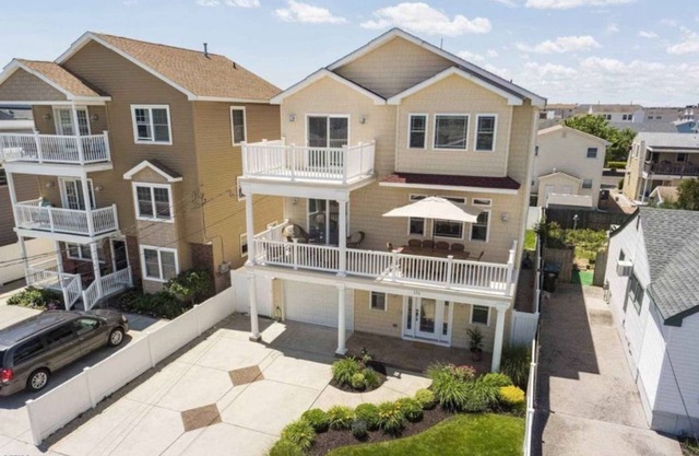 Beautiful spacious home with 3 King en-suites + Elevator! Beach Block