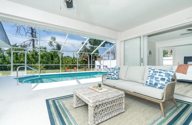 Beautiful Spacious Home! Close to Beaches - HEATED Private Pool