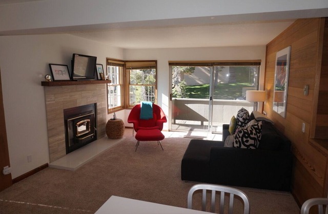 Beautiful Sun-Filled Condo just Steps from Mammoth Mountain's Canyon Lodge!