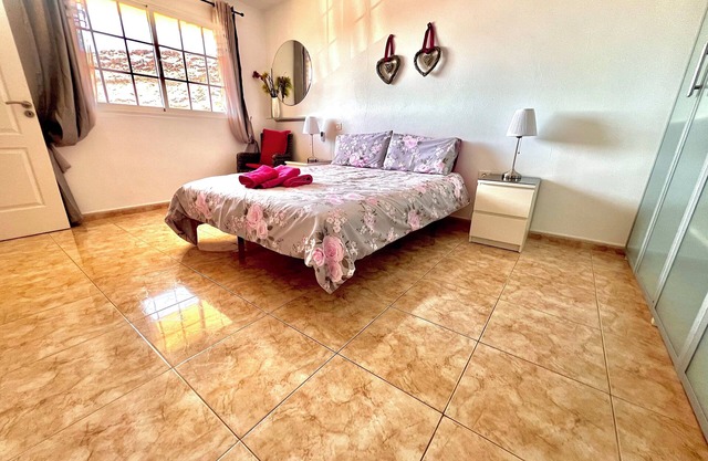 Beautiful three bedroom apartment with shared swimming pool and WIFI