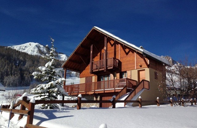 Beautiful traditional chalet sleeps 12 in the heart of Réallon resort