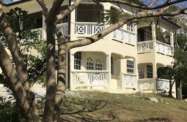 Beautiful, tranquil Home. 8 minutes from the International Airport