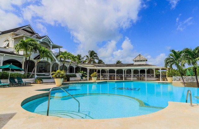 Beautiful Two Bedroom Apartment with Garden Views