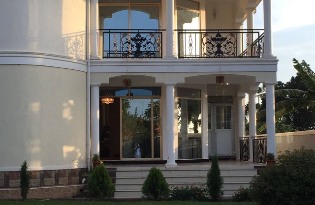 Beautiful two-level, fully furnished 4 bedroom house with WiFi