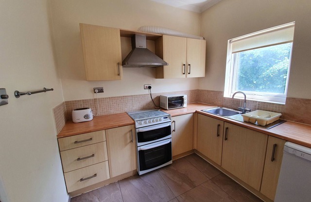 Beautiful Victorian 1 bedroom conversion flat on a quiet leafy Wimbledon street.