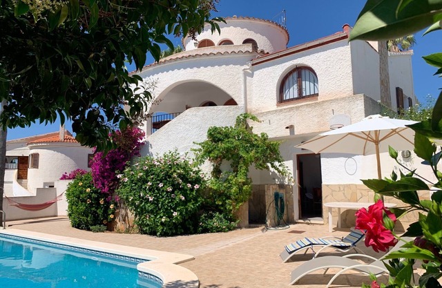 Beautiful Villa With Private Pool, Mountain and Sea Views. 5 mins walk to beach