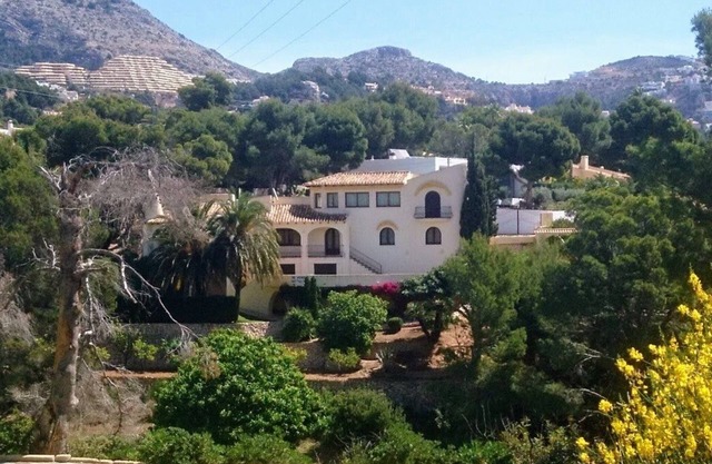 Beautiful villa surrounded by greenery with views of the mountains and the golf course.