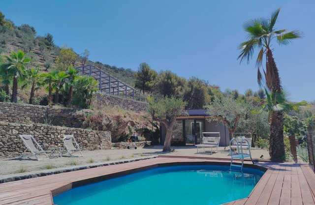 Beautiful villa for 2 guests with A/C, WIFI, private pool, TV, patio and pets allowed