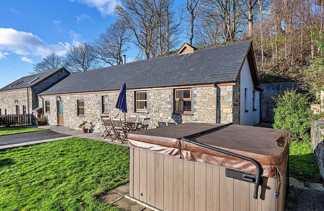 Beautiful villa for 6 people with WIFI, hot tub, TV, pets allowed and parking
