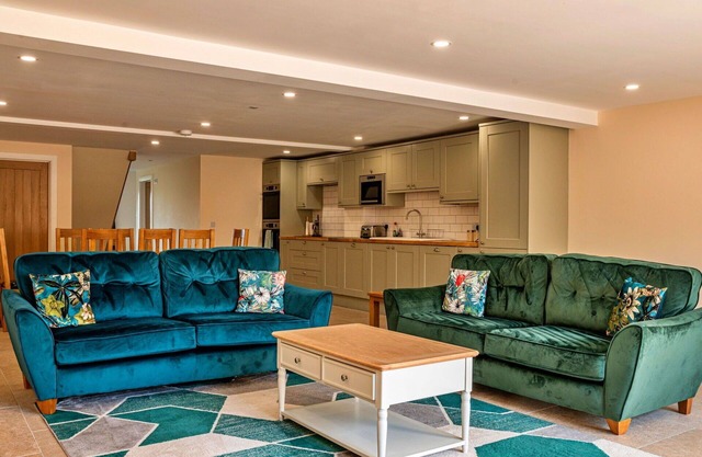 Beautiful villa for 8 people with hot tub, WIFI, pets allowed and parking