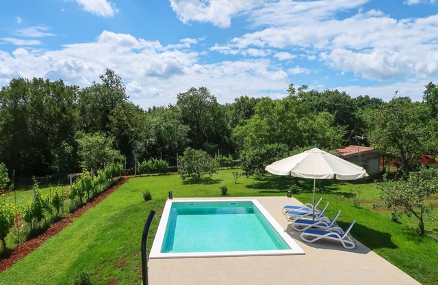Beautiful villa for 6 guests with WIFI, A/C, private pool, TV, terrace, pets allowed and parking