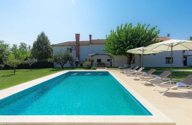 Beautiful villa for 7 people with A/C, WIFI, private pool, terrace, pets allowed and parking