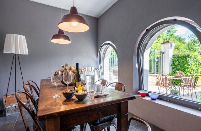 Beautiful villa for 9 guests with WIFI, TV, pets allowed and parking