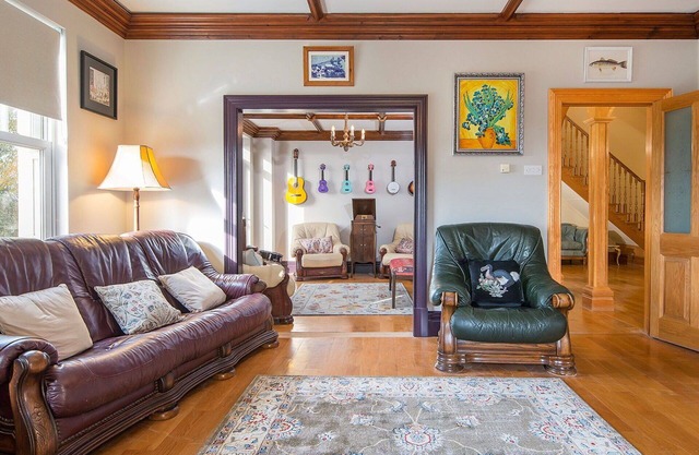Beautiful villa for 19 people with private pool, hot tub, WIFI, pets allowed and parking