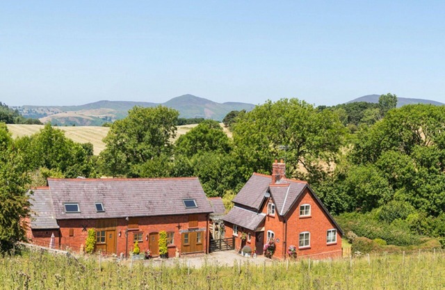 Beautiful villa for 2 guests with WIFI, TV, pets allowed and parking