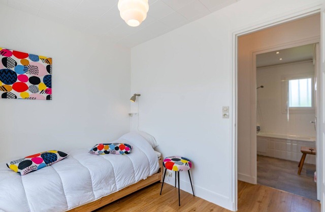 Beautiful villa for 6 people with WIFI, TV, balcony, pets allowed and parking