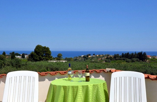 Beautiful Villa Francesca between Olives trees and garden, sea view, wifi free.