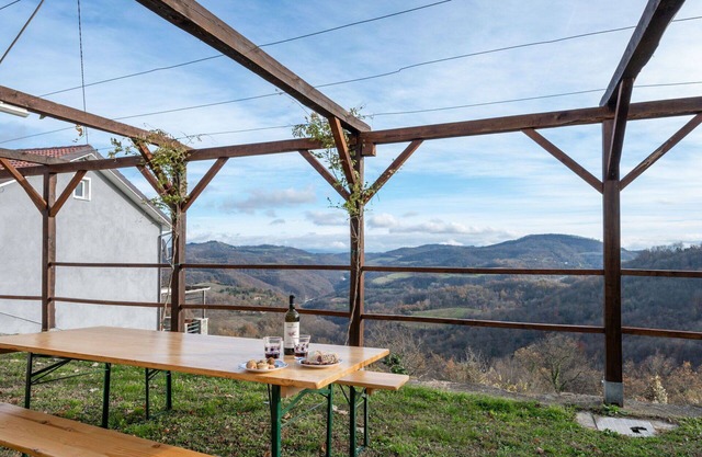 Beautiful villa with WIFI, hot tub, TV, patio, pets allowed, panoramic view and parking