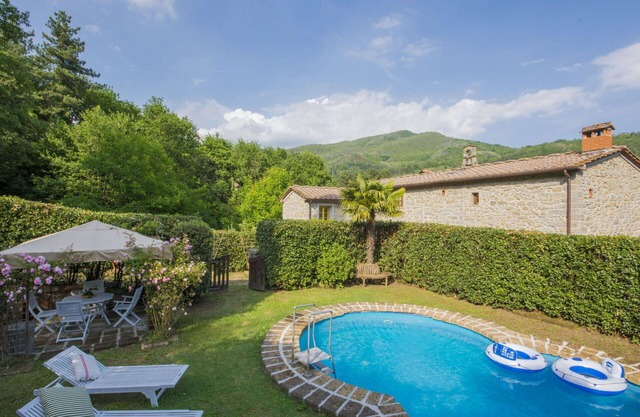 Beautiful villa with WIFI, private pool, TV, balcony, pets allowed, panoramic view and parking