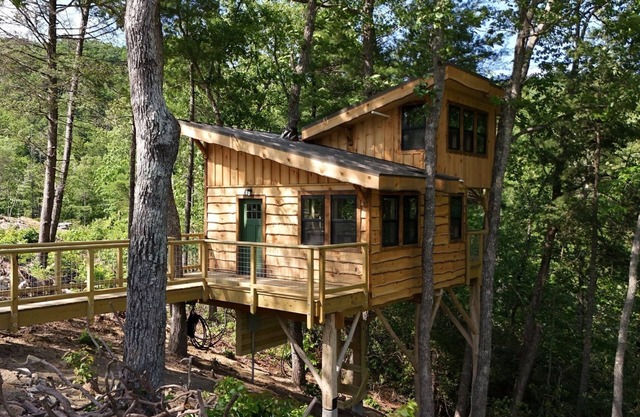 Beautifully Crafted Tajar Treehouse near Tuxedo Falls