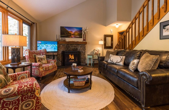 Beautifully Furnished, Clean and Cozy Cabin Next to Rocky and Near YMCA