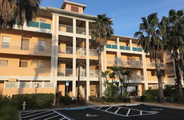 Beautifully Furnished Condo Overlooking Lake!