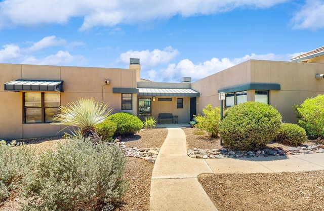 Beautifully remodeled dog-friendly Casita with shared heated pool & hot tub