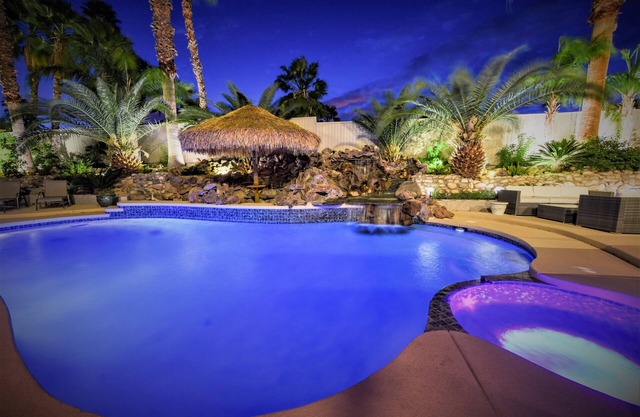 Beautifully Remodeled Luxurious 4 Bed 4 Bath Oasis, Pool, Spa Putting Green