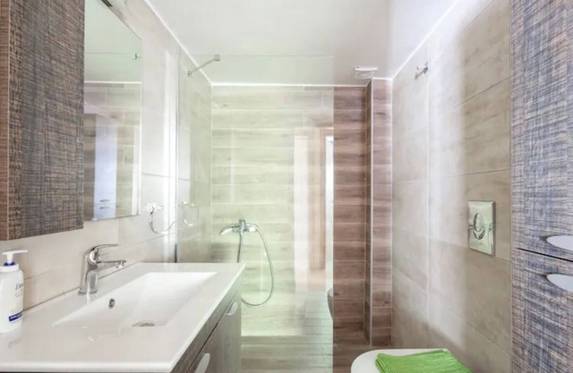 Beautifully Renovated Convient Apartment