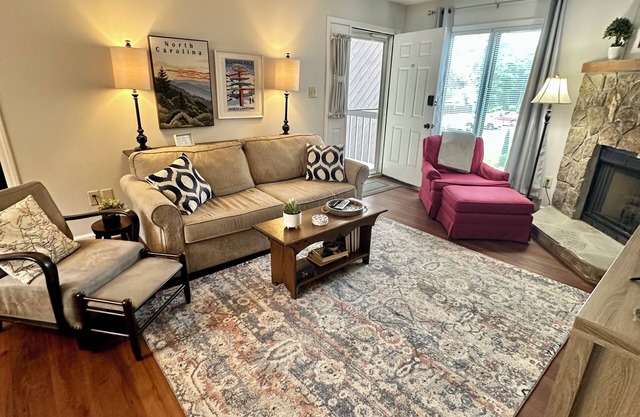 Beautifully renovated DOWNTOWN Blowing Rock condo, 2BR 2 Bath