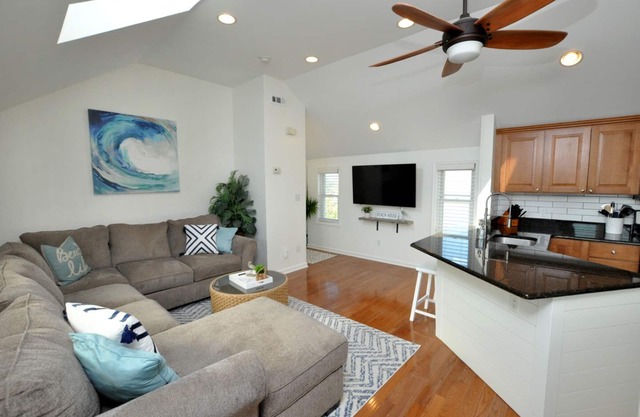 Beautifully renovated 2 BR, 2 BR Open Floor Plan, Perfect Location!