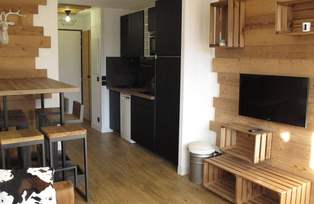 Beautifully Renovated Contemporary Mountain Apartment, Great Location, Sleeps 4