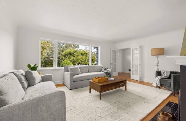 Beautifully renovated family home in Oak Bay