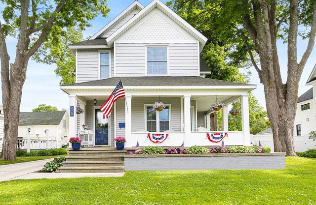 Beautifully Renovated Home, Blocks from Restaurants and Entertainment!