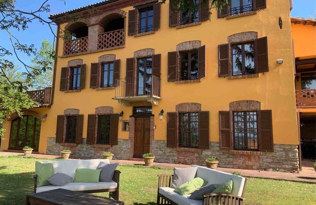 Beautifully renovated farmhouse with large pool - home cinema - pizza oven