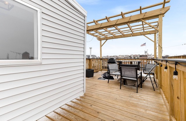 Beautifully Renovated row House in Trendy Canton, private parking driveway